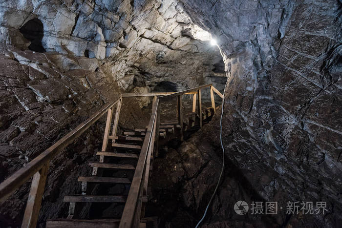 石窟山洞参观旅游休闲地下的大石头山里的隧道石头隧道