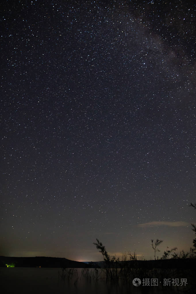 山上的湖面上星光灿烂的夜空美丽的夜晚
