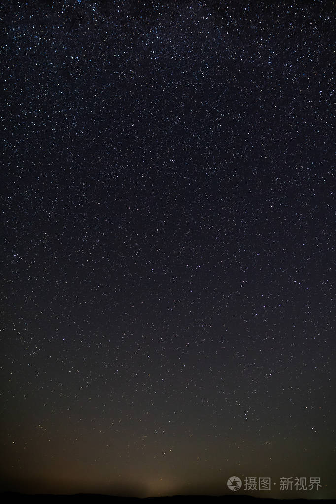 山上的湖面上星光灿烂的夜空美丽的夜晚