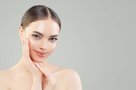 护肤品触摸性格开朗的年轻女子.护肤品照片