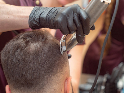 设计师为客户制作现代发型.在理发店拍的.选择性软聚焦.背景模糊.照片