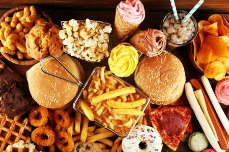 不健康的产品.不利于身材,皮肤,心脏和牙齿的食物.照片