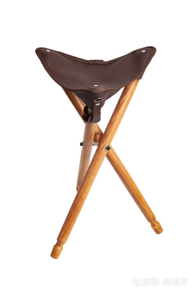 白色背景的折叠木制狩猎凳三脚架