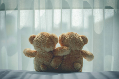 后面的情侣在床上爱熊玩偶,感觉像和我一样幸福照片