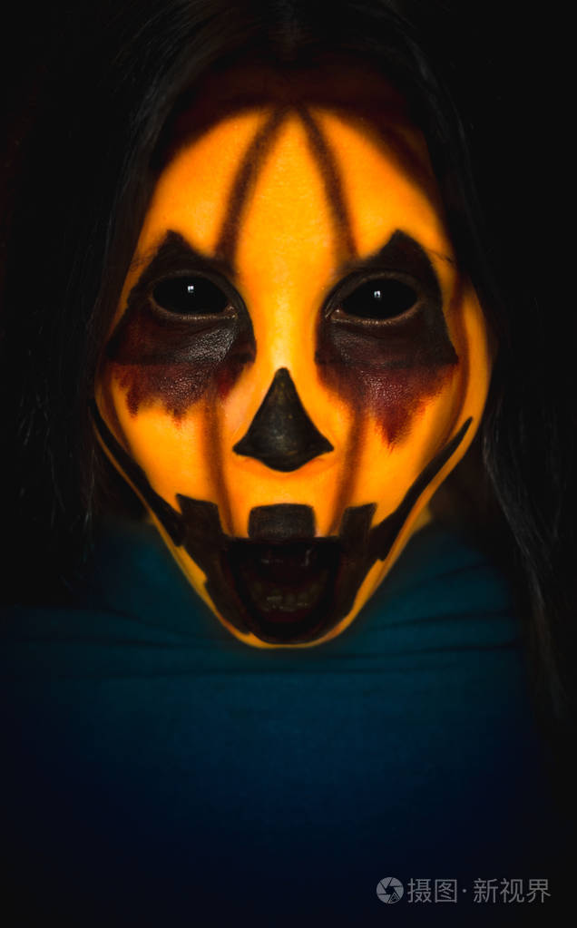恐怖的南瓜脸万圣节动物张开嘴在黑暗的背景