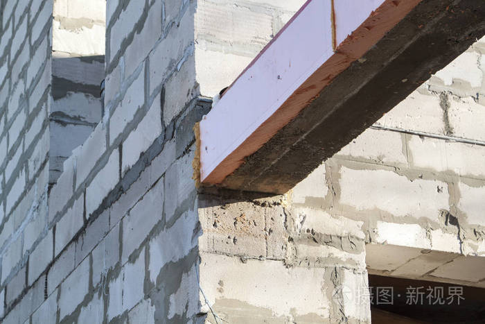 在建乡村别墅的泡沫砌块墙与混凝土梁对接的特写镜头