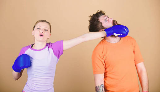 力量和力量.家庭暴力.戴拳击手套的男人和女人.拳击运动概念.