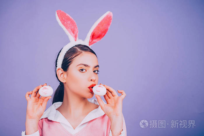 复活节女人嘴唇和复活节唇膏吻印在复活节彩蛋上复活节快乐戴着兔子