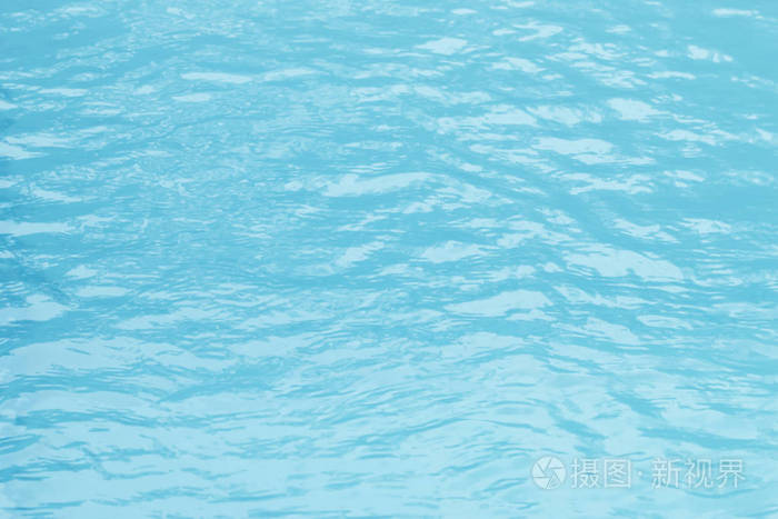 碧波荡漾的水面蓝色清水按摩浴缸