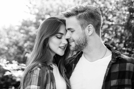 浪漫的约会.情人节.森林里的夏令营.时髦情侣户外.相爱的情侣.