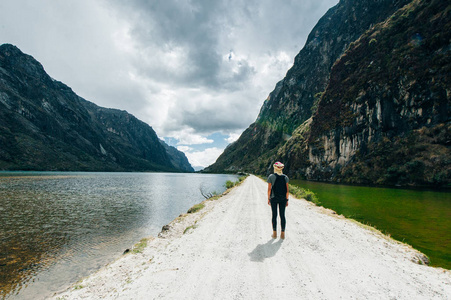 安久拉山拉古纳丘鲁普的景观,一个隐藏在秘鲁安第斯山脉中靠近瓦拉兹