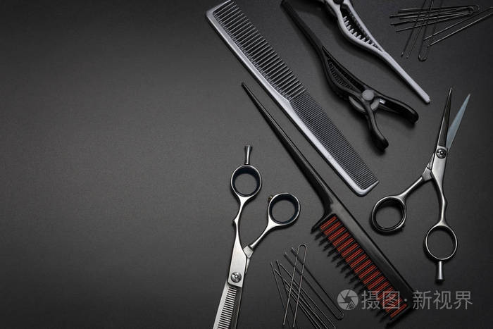 一套专业理发师在黑暗背景俯视图