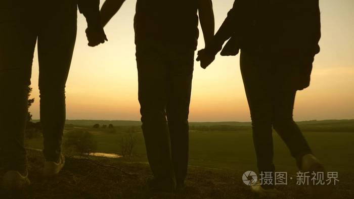 自由.旅行者家庭旅行背包.一家人幸福的度假旅游者手牵手.远足女孩.