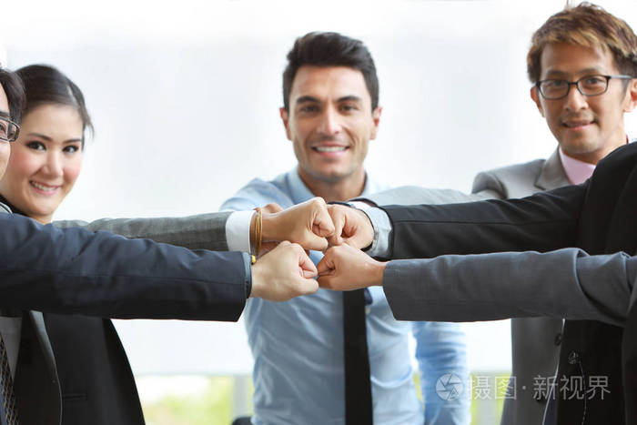 成功的生意与生意人握手团队合作或伙伴关系概念