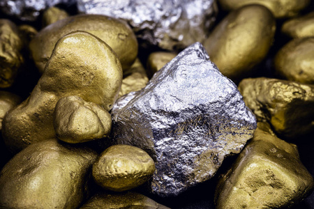 黑色背景上的金银块.宝石,奢华概念和矿物排水.工业活动,财富和财富.
