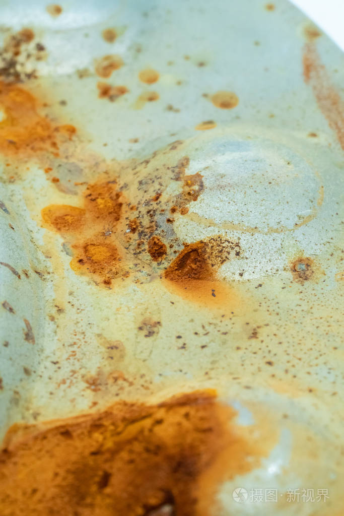 在白色背景上隔离的金属板上的生锈特写镜头