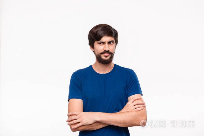疯狂猜成语906关一个穿蓝色衣服的人跪着_成语超人一个穿蓝色格衬衫的男人