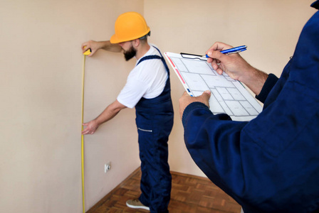 正在装修的房子扶墙叹息图片