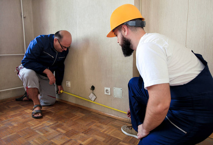 正在装修的房子扶墙叹息工程师,承包商和项目经理及其同事,建筑工人