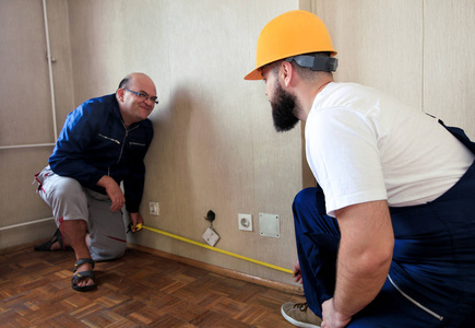 正在装修的房子扶墙叹息图片