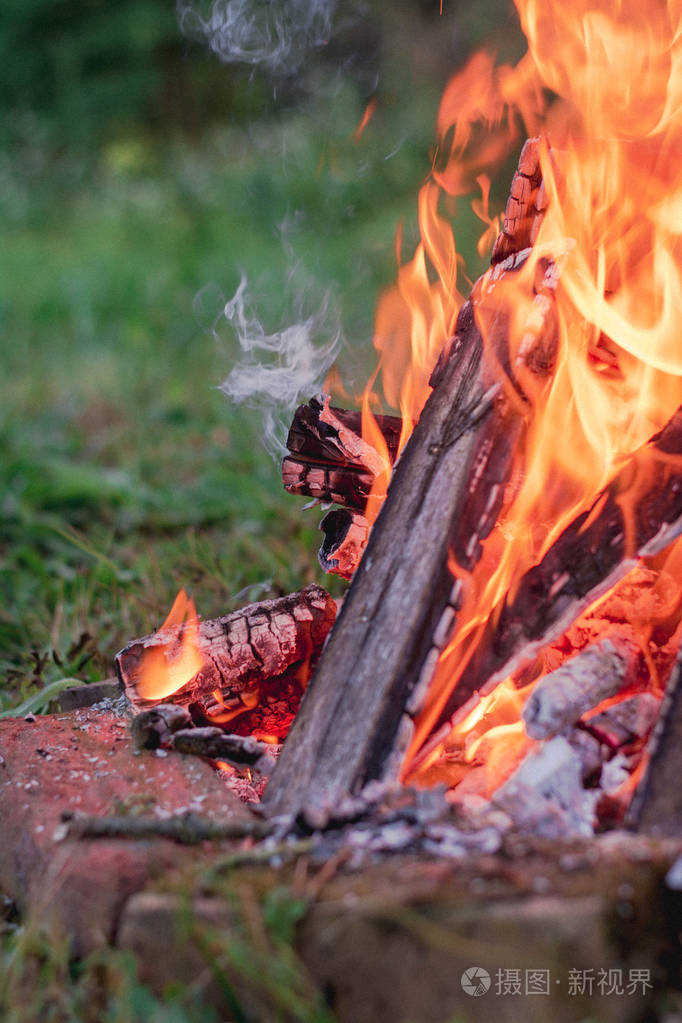 木头营火燃烧的原木火红底黄底