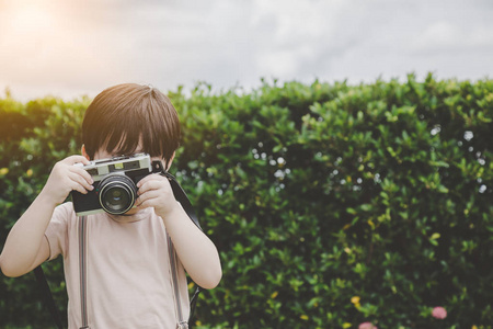 小男孩用复古相机,用可爱的小空间拍摄.