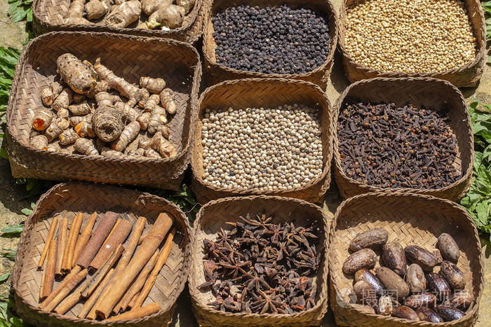 印度尼西亚巴厘岛当地市场上的天然香料黑胡椒姜肉豆蔻肉桂八角干丁香