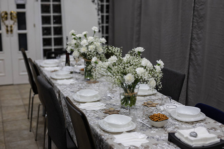 带白色餐具和鲜花的正式餐桌图片