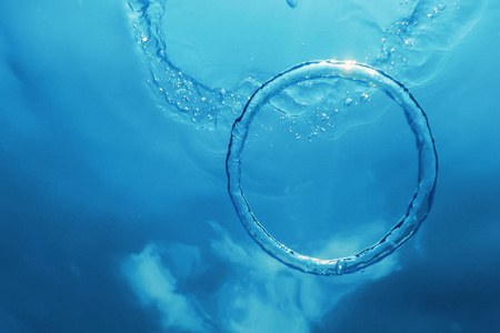 水底气泡环向太阳升起
