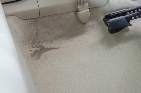 地毯轮汽车地毯上的污渍照片