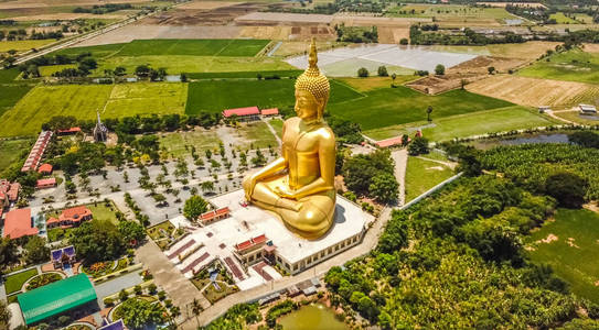 泰国最大的佛像wat muang鸟瞰图照片