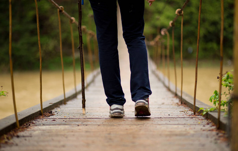 活跃的女性背包客在秋天的自然旅行.照片