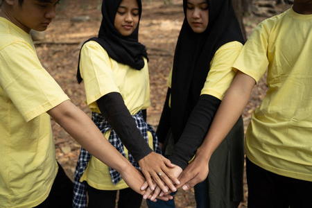 亚洲青年志愿者携手共进图片