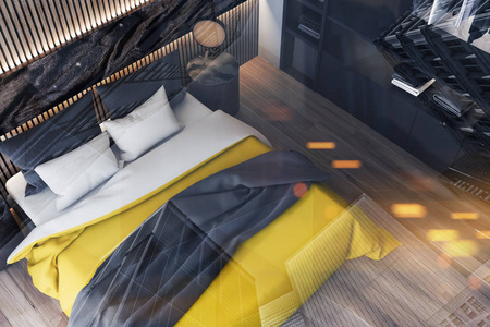 带黄色床的卧室俯视图照片