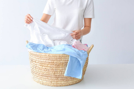 女士在叠衣服图片-女士在叠衣服素材-女士在叠衣服插画-摄图新视界