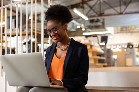 非裔美国人上班族一边工作一边用笔记本电脑照片