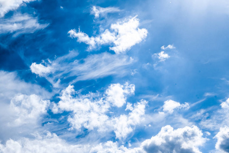 蓝天背景,白云和明亮的阳光照片