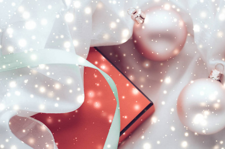 圣诞装饰和丝绸背景雪白礼品盒图片