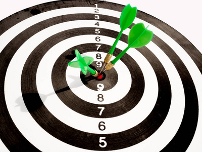 用三个绿色飞镖瞄准靶心,设定具有挑战性的商业目标,并以团队合作的