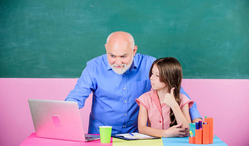 女学生和家庭教师用笔记本电脑.现代教育.快乐的学生.现代教学方法.