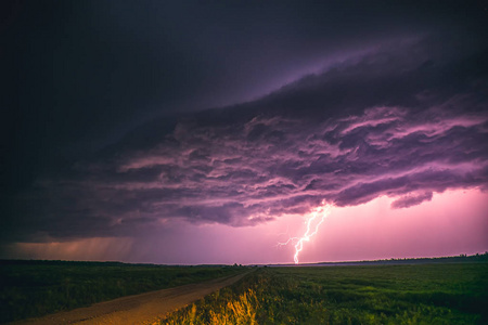 雷雨闪电颜色特写闪电与戏剧性的云合成图像.夜间雷雨照片