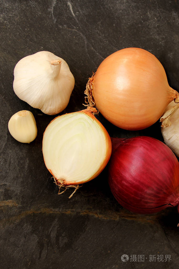 黑底红褐色洋葱大蒜柠檬健康防寒蔬菜概念特写临摹空间