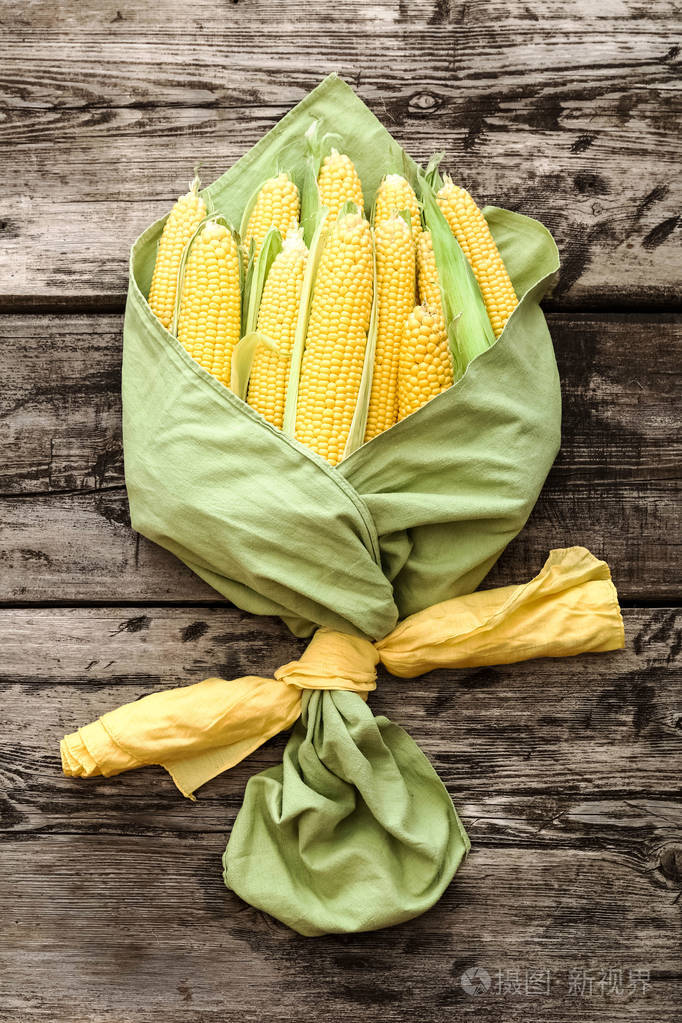 一束玉米用玉米做的创意布局平躺食物概念成熟的甜的新鲜的玉米棒放在