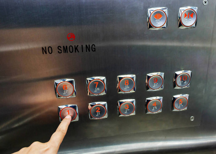 手指按电梯按钮图片