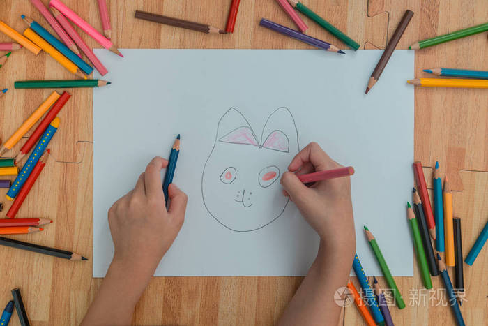 儿童在白色画纸上绘画的背景