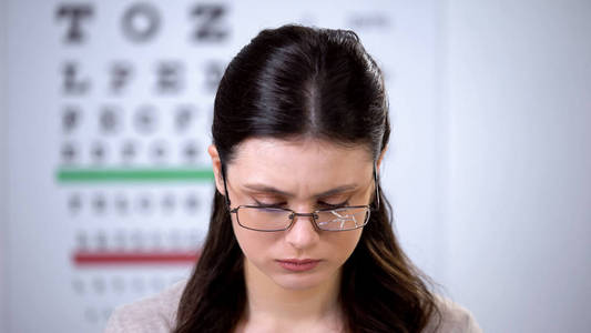 孩子过敏, 结膜炎他的眼睛.生病的小男孩.