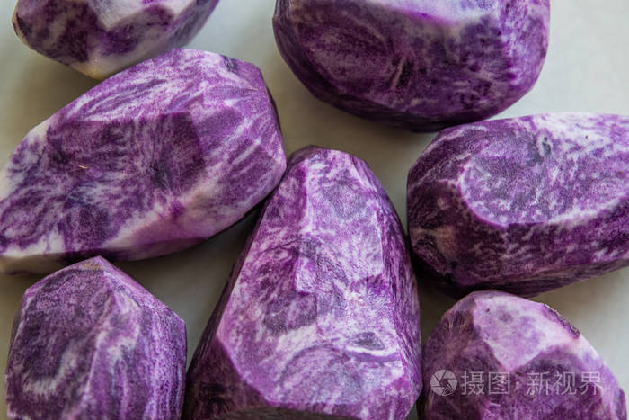 蓝紫色马铃薯的特写镜头