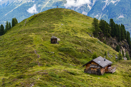 山间小屋云八图片