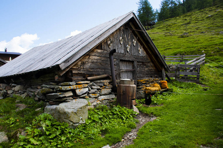 山间小屋云四图片