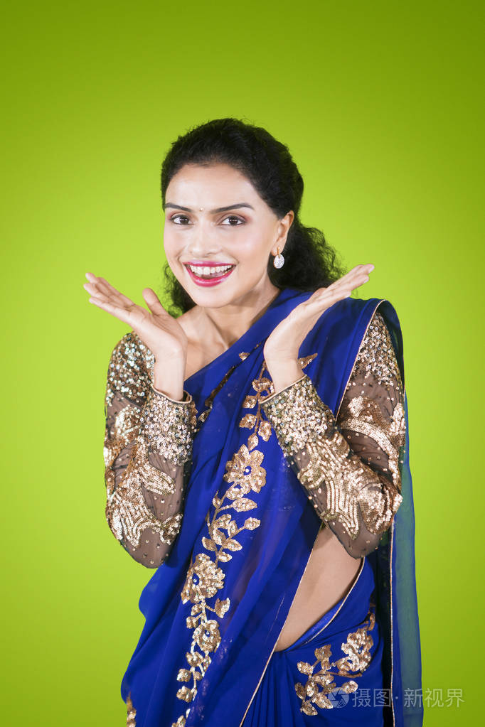 美丽的印度女人躺在卧室里